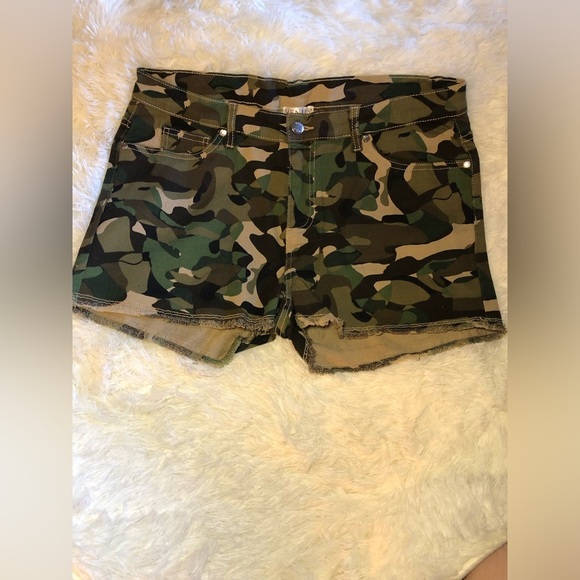 VENUS Camo Women's Shorts size 14 - Picture 1 of 10
